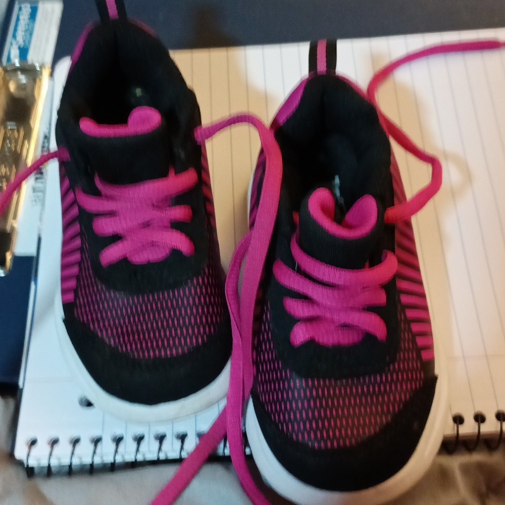 Kidgets Size 6 girls Sneakers/Tennis Shoes Pink & Black play shoes Like New
